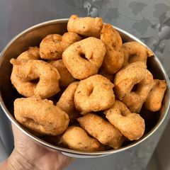 A picture of Medu Vada (no onion 🧅 no garlic 🧄).