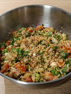 Una foto de Ensalada de cous-cous con rúcula y atún en escabeche