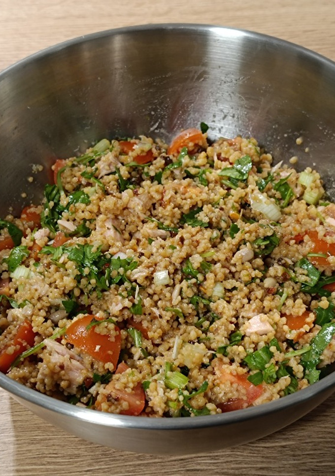 Una foto de Ensalada de cous-cous con rúcula y atún en escabeche