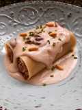 Canelones de pies de cerdo con bechamel de senderuelas