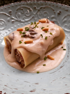 Una foto de Canelones de pies de cerdo con bechamel de senderuelas