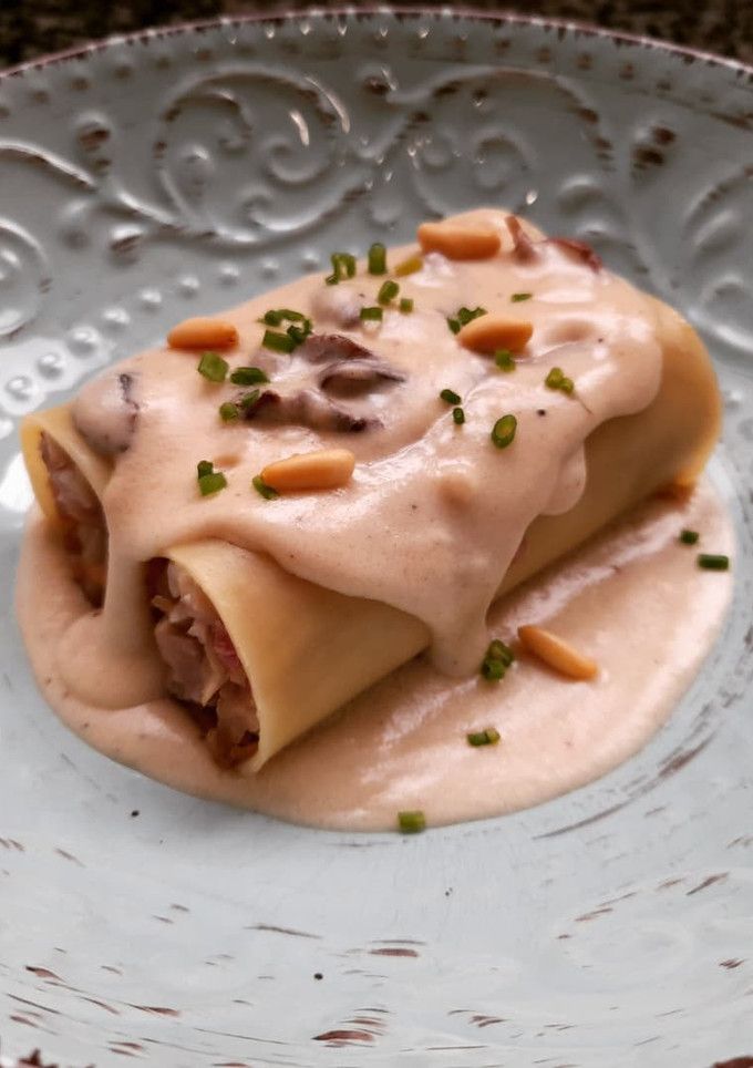Una foto de Canelones de pies de cerdo con bechamel de senderuelas