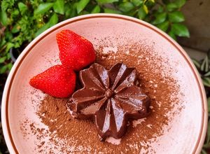 รูปของ Valentine's chocolate milk pudding & strawberry ไม่ใช้เตาอบ ❤️