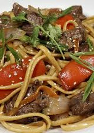Una foto de Tallarín saltado de carne