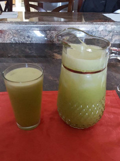 Una foto de Agua fresca de piña con nopal