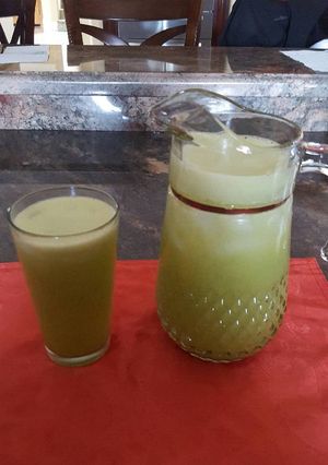 Una foto de Agua fresca de piña con nopal