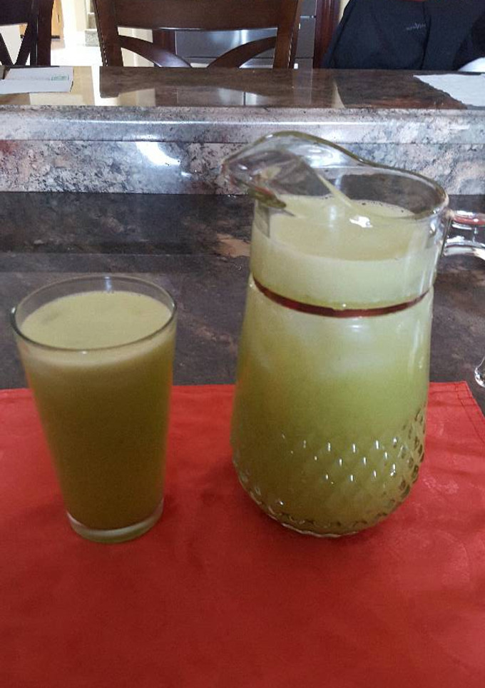 Una foto de Agua fresca de piña con nopal