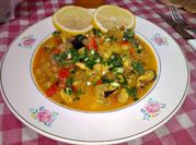 Una foto de cazuela de mariscos en olla