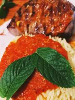 صورة لوصفة ارز بصلصة الطماطم و التونة المشوية😋