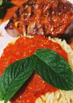 صورة لوصفة ارز بصلصة الطماطم و التونة المشوية😋