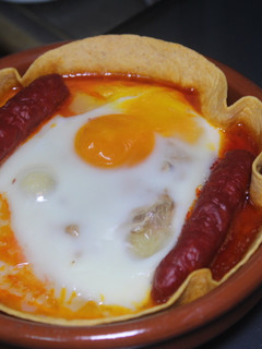 Una foto de Tortitas con chistorra, huevo y secreto de melón con atún