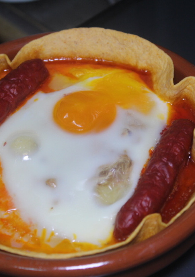 Una foto de Tortitas con chistorra, huevo y secreto de melón con atún