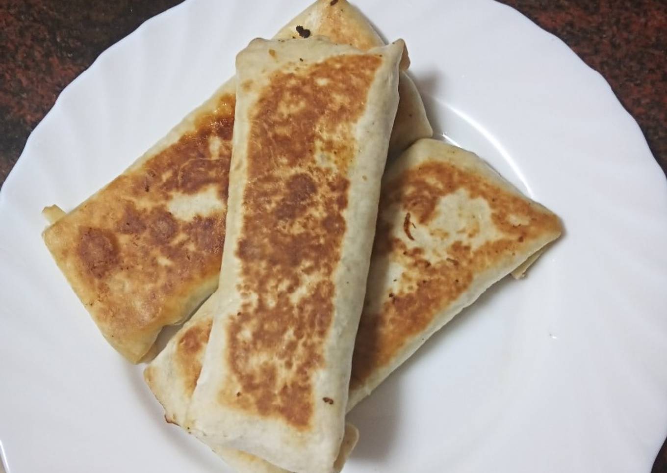 Burritos rellenos de carne picada, setas al ajillo y queso