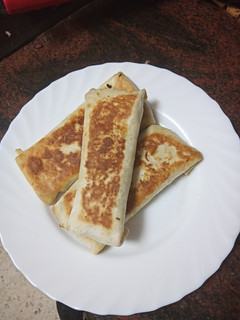 Una foto de Burritos rellenos de carne picada, setas al ajillo y queso