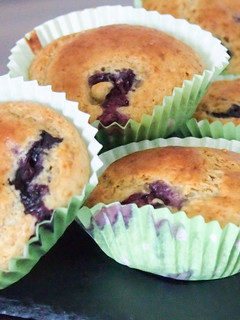 Una foto de Magdalenas o Muffins de aguacate con arándanos