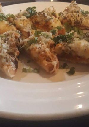 A picture of Paneer cheese garlic bread.