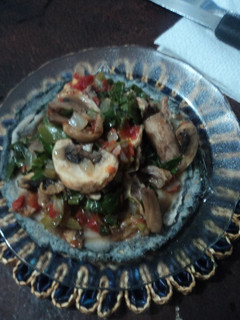 Una foto de Sopes azules de hongos para navidad rancheros