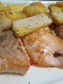 Una foto de Salmón a la piña