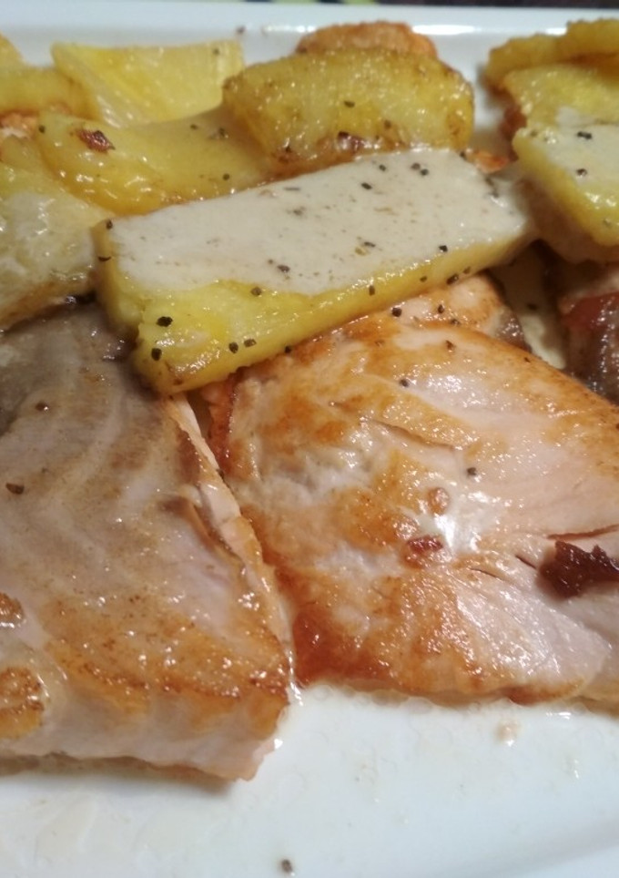 Una foto de Salmón a la piña