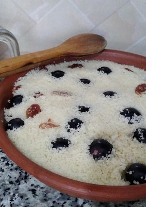 A picture of Mesfouf with Grapes.