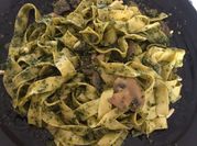 Una foto de pasta con pesto y huevo