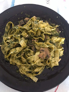 Una foto de Tallarines con salsa pesto con champis