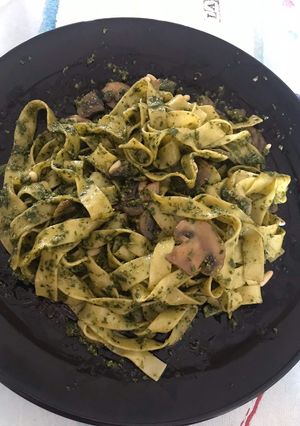 Una foto de Tallarines con salsa pesto con champis