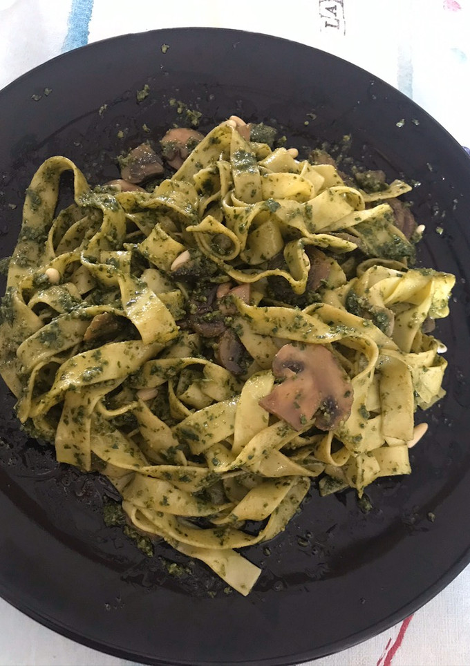 Una foto de Tallarines con salsa pesto con champis
