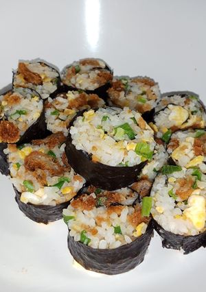 รูปของ คิมบับข้าวผัดหนังไก่กรอบ | Crispy Chicken Skin Fried Rice Kimbap