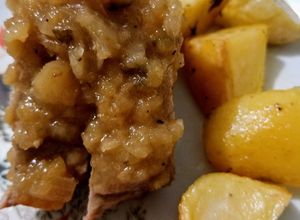 Una foto de Solomillo de cerdo con salsa de manzana y cebolla