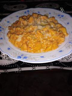 Una foto de Tortellini de carne a la carbonara con un toque de pimentón