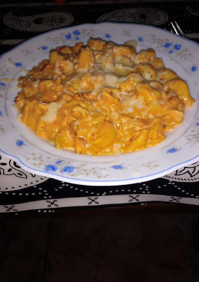 Una foto de Tortellini de carne a la carbonara con un toque de pimentón