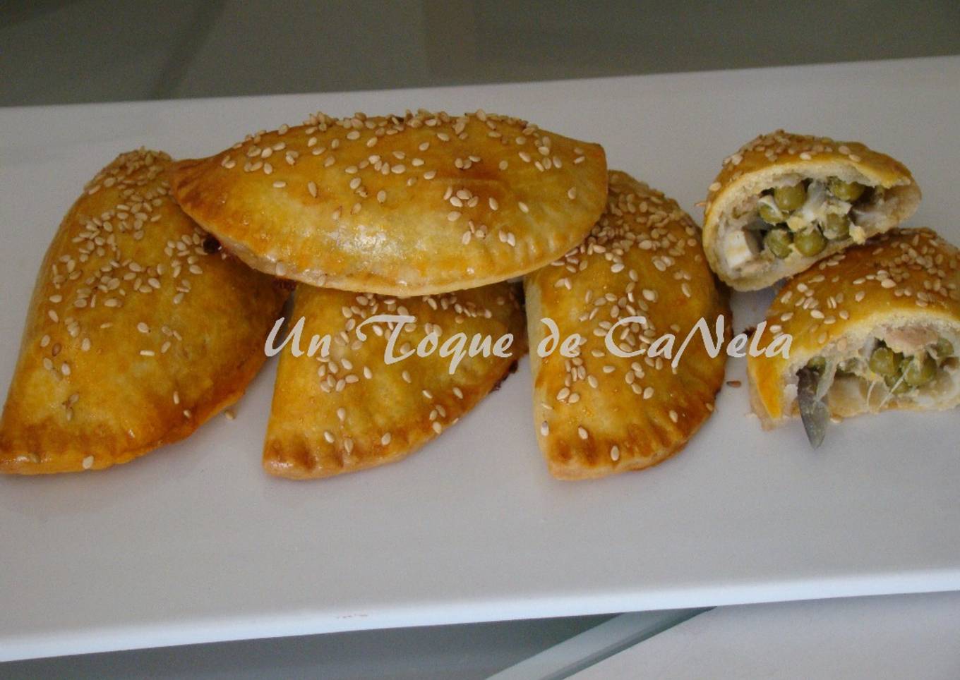 Empanadillas de guisantes y cebolla morada