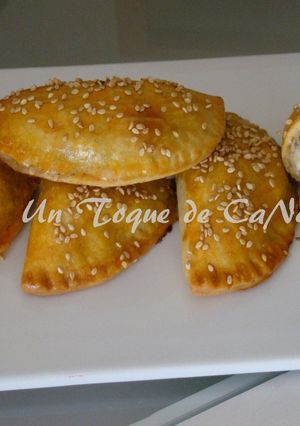 Una foto de Empanadillas de guisantes y cebolla morada