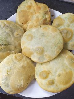 तुरीच्या दाण्याची कचोरी (toorichya danyachi kachori recipe in marathi) रेसिपी चे मुख्य फोटो