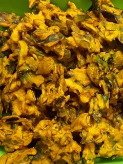 अळूच्या पानाची भजी (Aluchya Paanachi Bhajji Recipe In Marathi) रेसिपी चे मुख्य फोटो