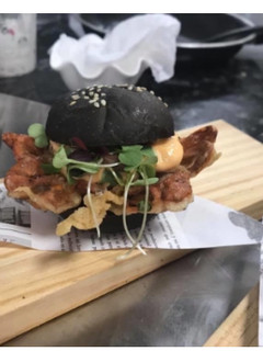 Una foto de Mini burger pan de sepia con cangrejo en tempura, sisho y mahonesa de kimchie