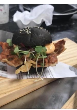 Una foto de Mini burger pan de sepia con cangrejo en tempura, sisho y mahonesa de kimchie