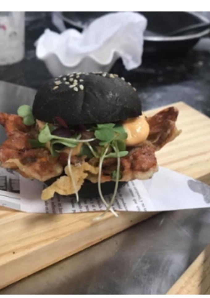 Una foto de Mini burger pan de sepia con cangrejo en tempura, sisho y mahonesa de kimchie