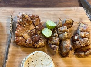 Una foto de Chicharrón de cerdo a la parrilla