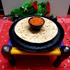 A picture of Dry garlic peanut chutney with khakhra (homemade).