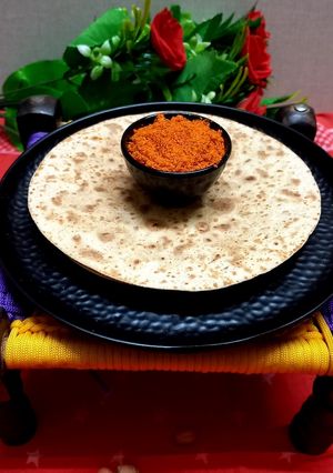 A picture of Dry garlic peanut chutney with khakhra (homemade).