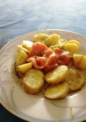 Una foto de Papas con salmón ahumado