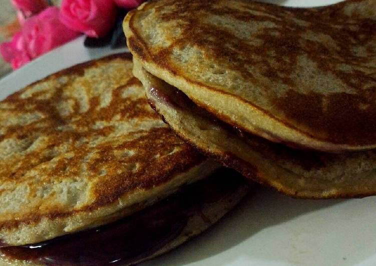 Banana pan cake with bluberry jam