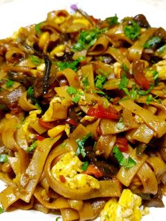 O poză a rețetei Noodles chinezești cu legume, ouă și sos de soia.