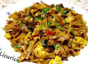 O poză a rețetei Noodles chinezești cu legume, ouă și sos de soia.