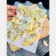 A picture of Garlic Cheese Breadsticks.