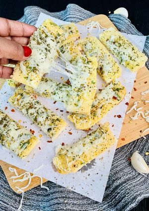 A picture of Garlic Cheese Breadsticks.