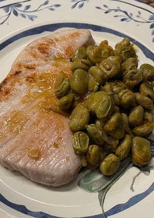 Una foto de Lomo de bonito con habitas tiernas guisadas al vino tinto !!!!!