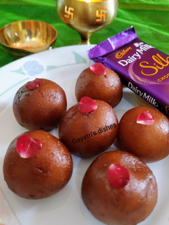 मावा गुलाब जामुन (mawa gulab jamun recipe in Hindi) रेसिपी मुख्य फोटो